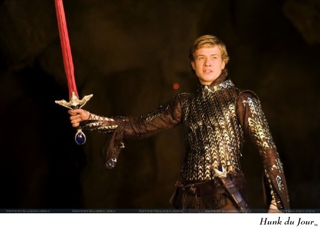 Ed Speleers wields a large sword - Hunk du Jour Ed Speleers wields a large sword - Hunk du Jour
