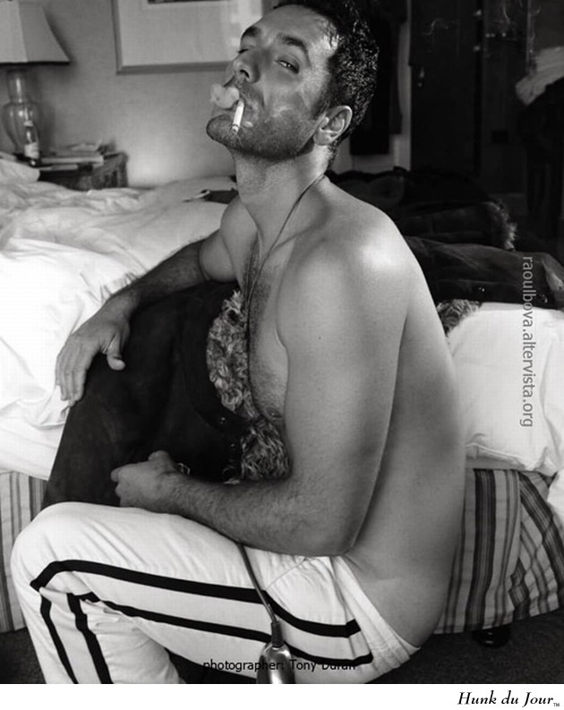 Raoul Bova Smokes In Bed - Hunk du Jour Raoul Bova Smokes In Bed - Hunk du Jour