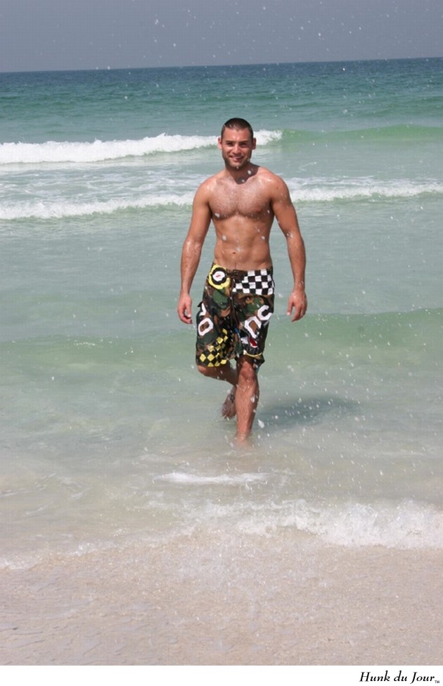 Sexy actor Stuart Manning playing in his surf trunks - Hunk du Jour Sexy actor Stuart Manning playing in his surf trunks - Hunk du Jour